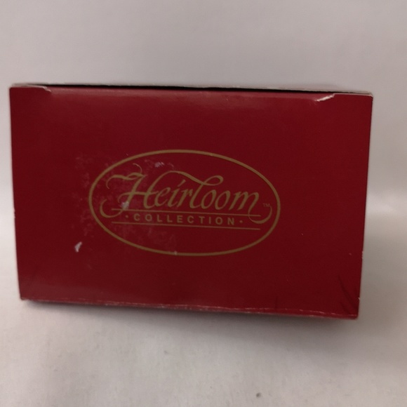 Carlton Cards Heirloom Collection "Yesterday's Treasures" Ornament, 2000 in Box - Picture 3 of 6